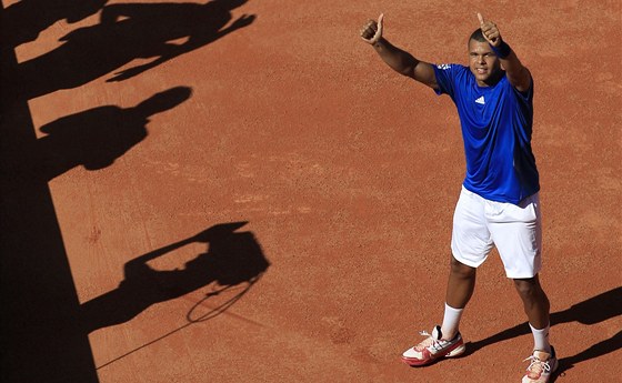 PODKOVÁNÍ. Jo-Wilfried Tsonga zdraví diváky po vítzství francouzské dvojice