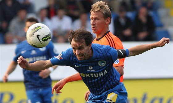 Záijový ligový zápas Liberec - Olomouc skonil smírn 1:1; na snímku z tohoto duelu jsou v souboji o mí domácí Tomá Jan a olomoucký Marek Heinz.