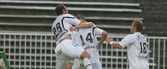 RADOST V DETI. Fotbalisté Hradce slaví gól Dvoáka v utkání s Bohemians 1905.