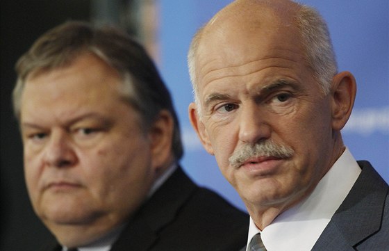ecký premiér Jorg Papandreu (vpravo) s ministrem financí Evangelosem