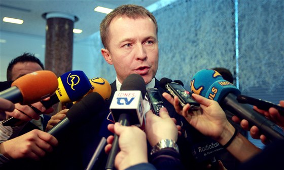 Martin Roman v obleení noviná po tiskové konferenci spolenosti EZ (3.
