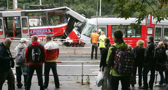 Dvě tramvaje se srazily mezi stanicemi Kotlářka a Kavalírka v Praze. (19. září