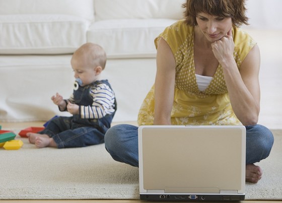 Mladé maminky si na internetu nejastji povídají o dtech, zdraví a vaení. (Ilustraní snímek)