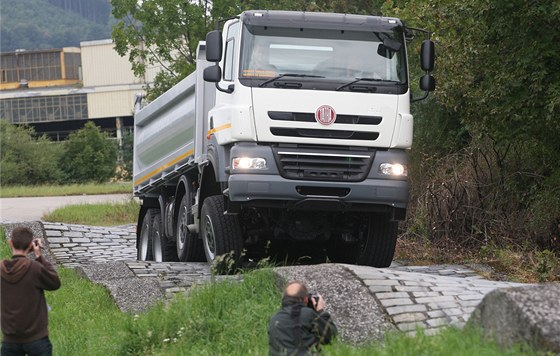 Tovární polygon poádn provil vechny nápravy nového tatrováckého vozu.