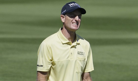 NEÚSP̊NÝ OBHÁJCE. Jim Furyk po dalím zkaeném úderu u ví, e tentokrát se ho