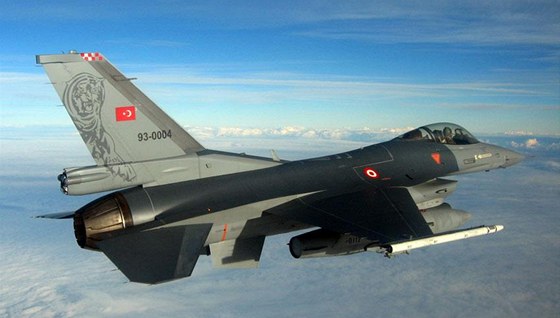 Letouny F-16 má ve výzbroji ada stát NATO (na snímku stroj tureckého letectva).