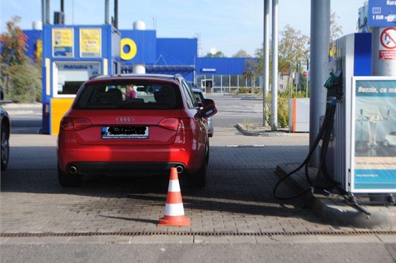 Utrená tankovací pistole u erpací stanice Makro v Liberci