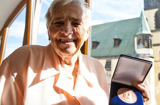 Greta Bauerová (88 let) pebírá medaili Adalberta Stiftera za celoivotní práci