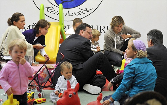 Petr Neas bhem své návtvy luknovského výbku navtívil i Mateské centrum