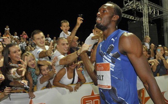JAMAJSKÁ KLASIKA. Usain Bolt v obleení fanouk, tentokrát na mítinku v