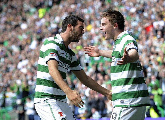 Hrái Celtiku Glasgow se radují ze vsteleného gólu.