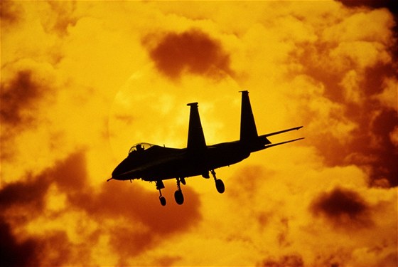 Zpráva z vyetování útok 11. záí 2001 je voln ke staení, to ale konspiraní teorie neutiilo. Na ilustraní fotografii je stíhaka F-15.