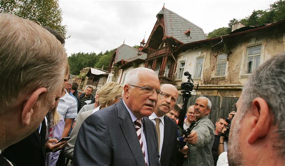 Prezident Václav Klaus diskutuje s generálním editelem Karlovarských