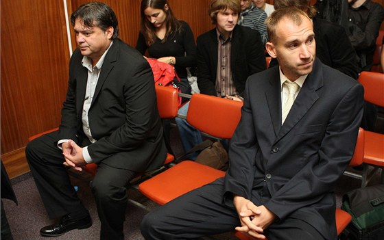 Nyní bývalý branká Sigmy Petr Drobisz dosud v korupní kauze u soudu mlel. Te se rozhodl na svou obranu promluvit. Vlevo dalí aktér pípadu, bývalý éf stíkovských Bohemians Karel Kapr.