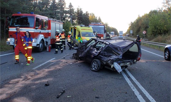 Tká havárie osobního auta se stala u Stílek. idi riskantn pedjídl.