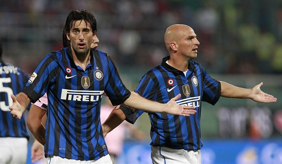 CO SE TO DJE? Fotbalisté Interu Milán pili v Palermu dvakrát o vedení.