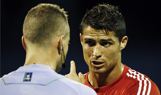 TO MYSLÍTE VÁN? Cristiano Ronaldo byl pi utkání na stadionu Dinama Záheb