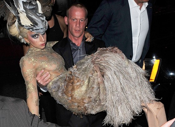 Lady Gaga se pi focení nechala nosit.