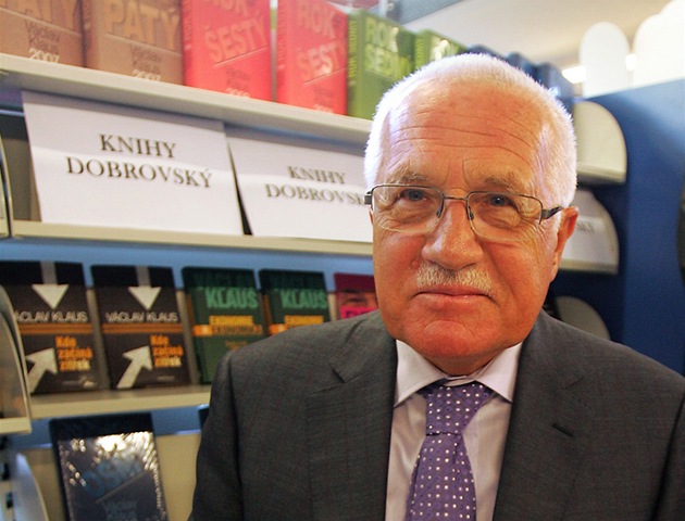 Václav Klaus p�i autogramiád� v Karlových Varech (12. zá�í 2011)