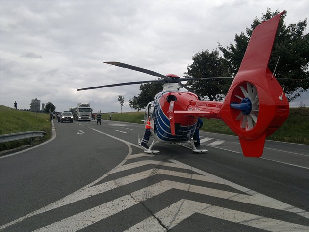 Na D2 se u Blučiny srazily kamiony, pro řidiče letěl vrtulník marně