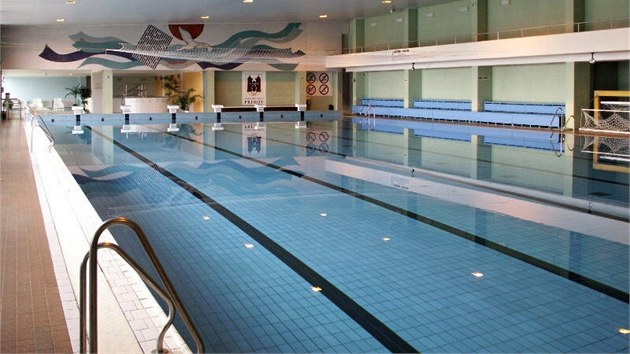 Krytý padesátimetrový bazén perovského plaveckého areálu.