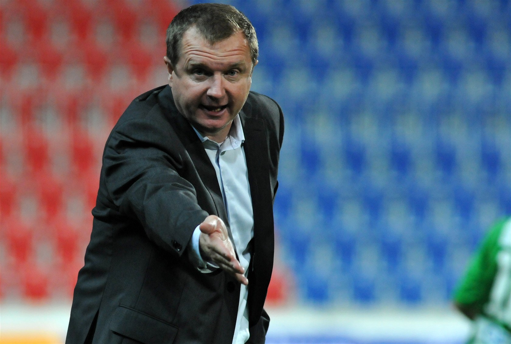 TAK SE PODÍVEJTE. Trenér plze�ských fotbalist� Pavel Vrba si v utkání s