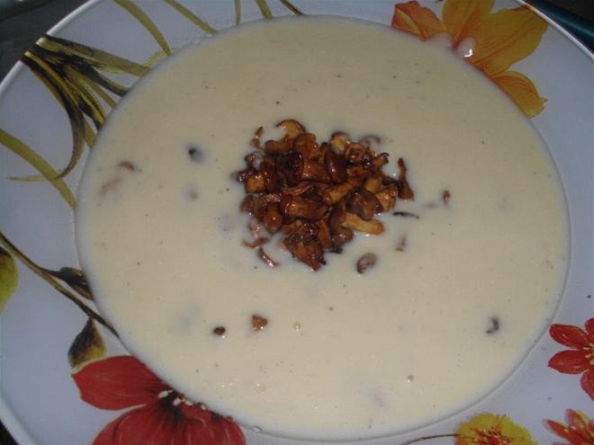 Tu�ínová krémová polévka s restovanými houbami