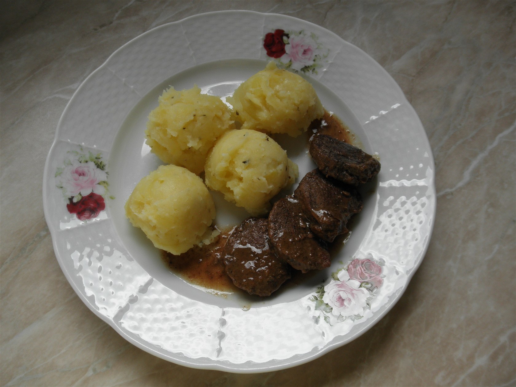Srn�í medailonky se sýrovými bramborami 