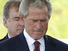 Bývalý prezident USA George W. Bush s manelkou Laurou drí minutu ticha za