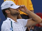 RADJI NEVIDT. Americký tenista Andy Roddick schovává hlavu pod epici ve