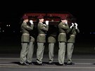 Vojáci estné stráe eské armády penáejí rakve s tragicky zesnulými