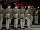 ESTNÁ STRÁ. Vojáci vynáejí z armádního speciálu rakve s ostatky tragicky