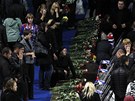 Lid pokldaj kvtiny k rakvm s ostatky tragicky zesnulch hokejist