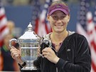 VÍTZKA 2011. Australská tenistka Samantha Stosurová pózuje z trofejí pro