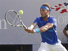 panlský tenista Rafael Nadal se natahuje po returnu ve finále US Open.