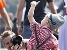 Otec fotí svého syna na zahajovacím dnu mnichovského Oktoberfestu