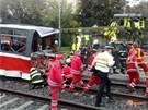 Záchranái na míst tragické nehody tramvají v Praze mezi stanicemi Kotláka a