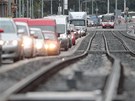 Kolony, které se vytvoily kvli tragické nehod tramvají na Plzeské ulici v