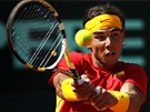TE SE DO TOHO OPU. Rafael Nadal returnuje bhem semifinálového utkání Davis