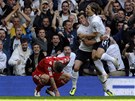 STELEC A GRATULANT. Luka Modri z Tottenhamu oslavil gól do sít Liverpoolu
