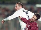 Fotbalista Realu Madrid Zinedine Zidane v souboji s Janem Flachbartem z AC