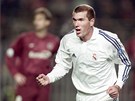 Fotbalista Realu Madrid Zinedine Zidane pi utkn s AC Sparta Praha. (21....