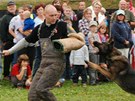 Mstská policie z Desné pedvedla, jak umí zasáhnout pomocí psa. Návtvníci