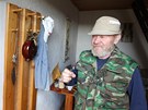 Bezdomovec Karel Kapaík dostal od státu zptn plmilionový dchod. Koupil si
