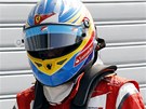 NA NEJLEPÍ NESTAIL. Fernando Alonso jde paddockem po kvalifikaci na Velkou