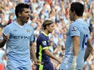 HATTRICK. Sergio Agüero z Manchesteru City (vlevo) se raduje se spoluhráem