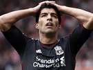 TO SNAD NE. Luis Suárez se drí za hlavu. Jeho Liverpool pekvapiv prohrál.