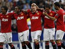 OSLAVA STELCE. Hrái Manchesteru United se sebhli kolem Wayna Rooneyho (íslo