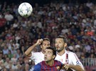 Barcelonský Xavi v obleení hrá AC Milán.