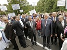 Pi návtv prezidenta Václava Klause v Kyselce demonstrovalo nkolik desítek